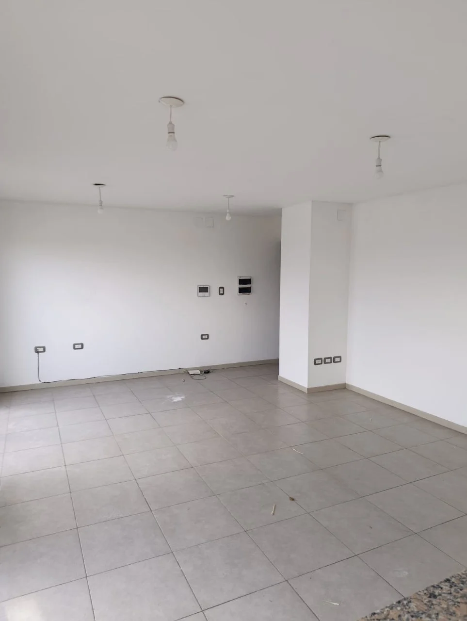 Ambiente interior con piso cerámico.