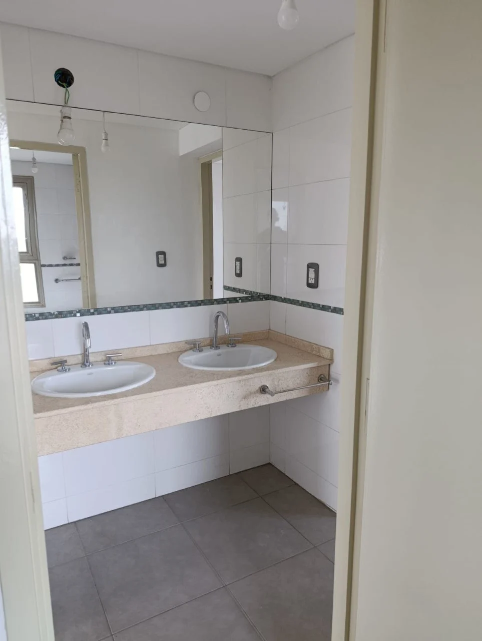 Antebaño con doble bacha y espejo.