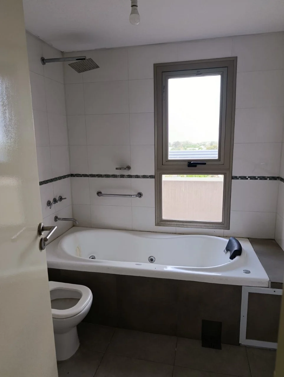 Baño completo con bañera.
