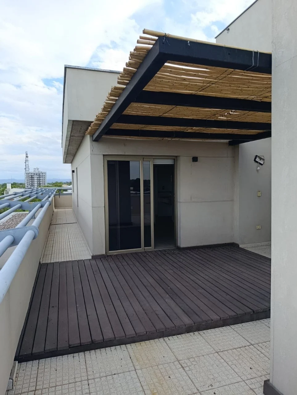Terraza con pérgola y deck.