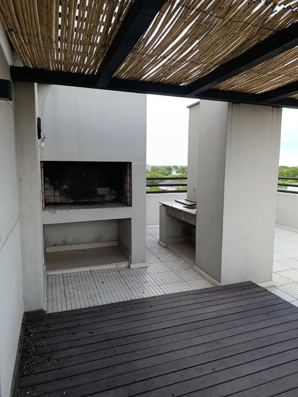 Terraza con quincho y churrasquera.